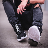 001 - (Black / White)