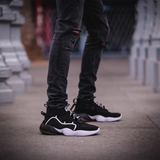 001 - (Black / White)